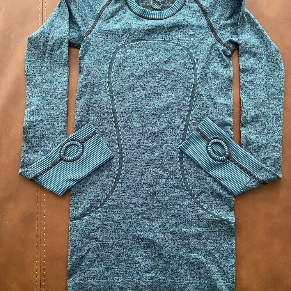 LIKE NEW: Lululemon Swiftly Tech Long-Sleeve Shirt 2.0
Hip Length